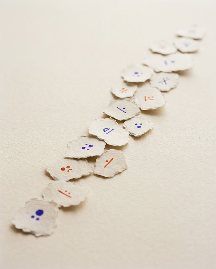Degraus de papel rasgado subindo na diagonal, marcados alternadamente em violeta e laranja